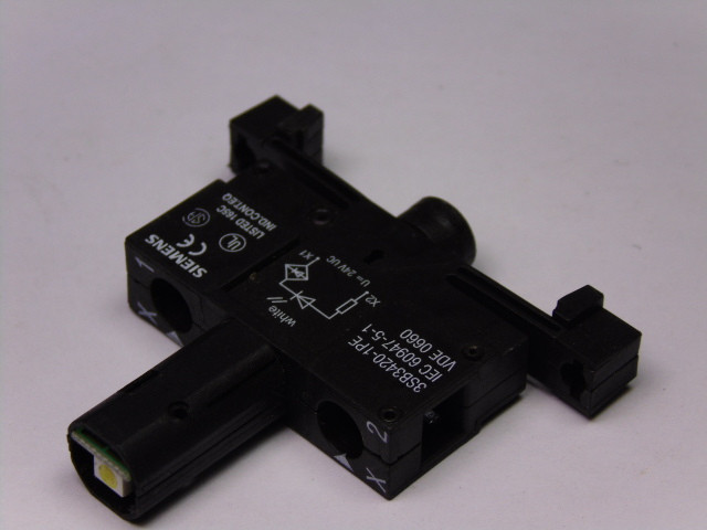 Siemens 3SB3-420-1PE Lampholder 24V AC/DC USED