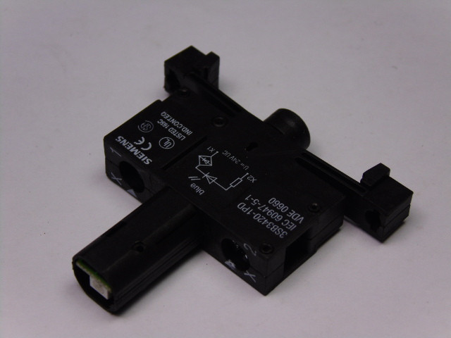 Siemens 3SB3-420-1PD Lampholder 24V AC/DC USED