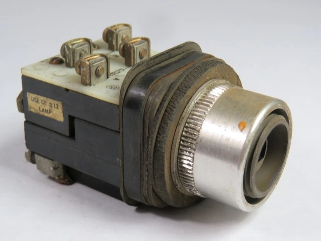 Allen-Bradley 800T-PT16 Vintage Push-to-Test Pilot Light 120VAC No Lens USED