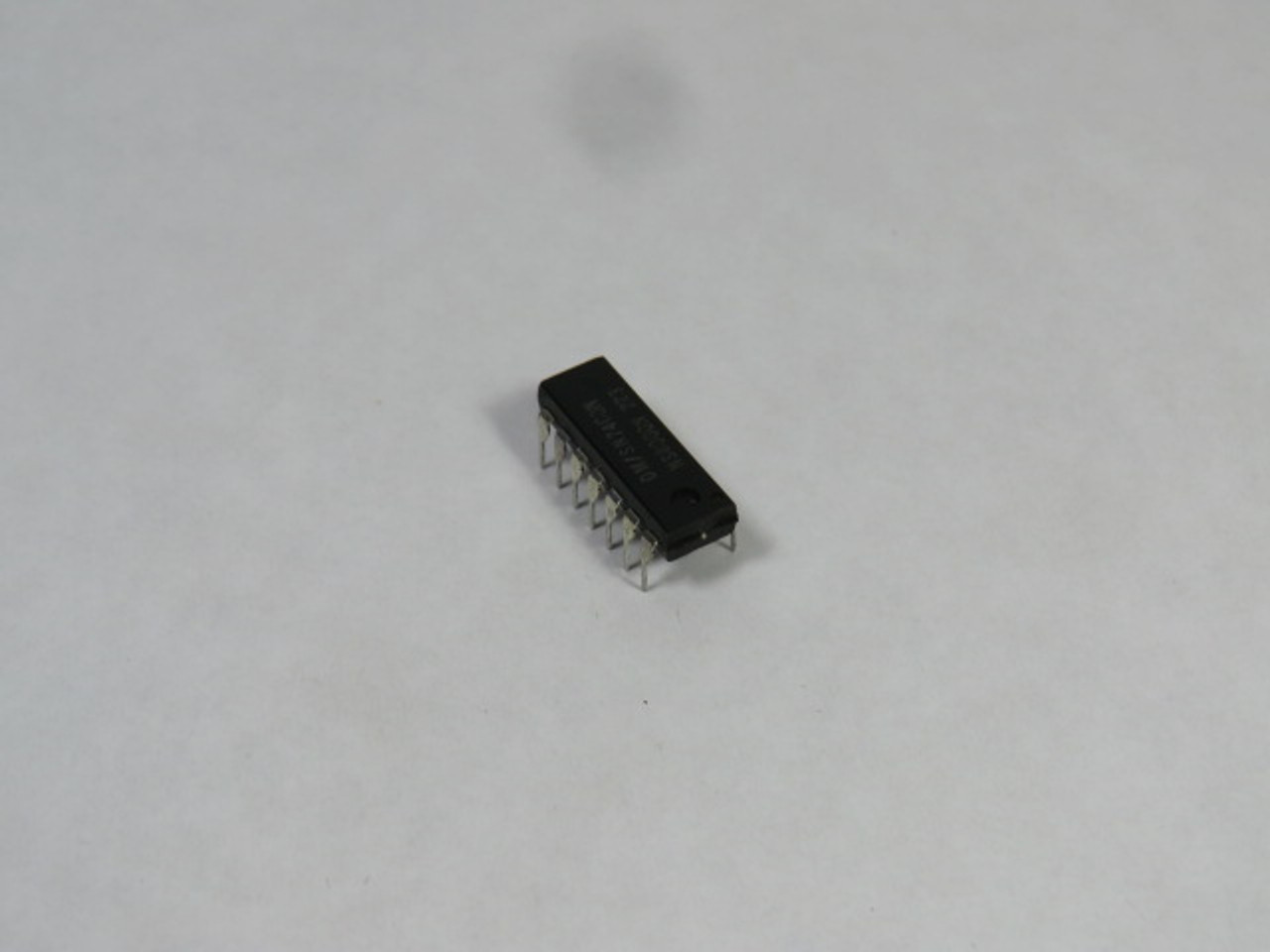 Generic DM/SN7400N 2-Input Positive Quad NAND Gate IC Chip USED