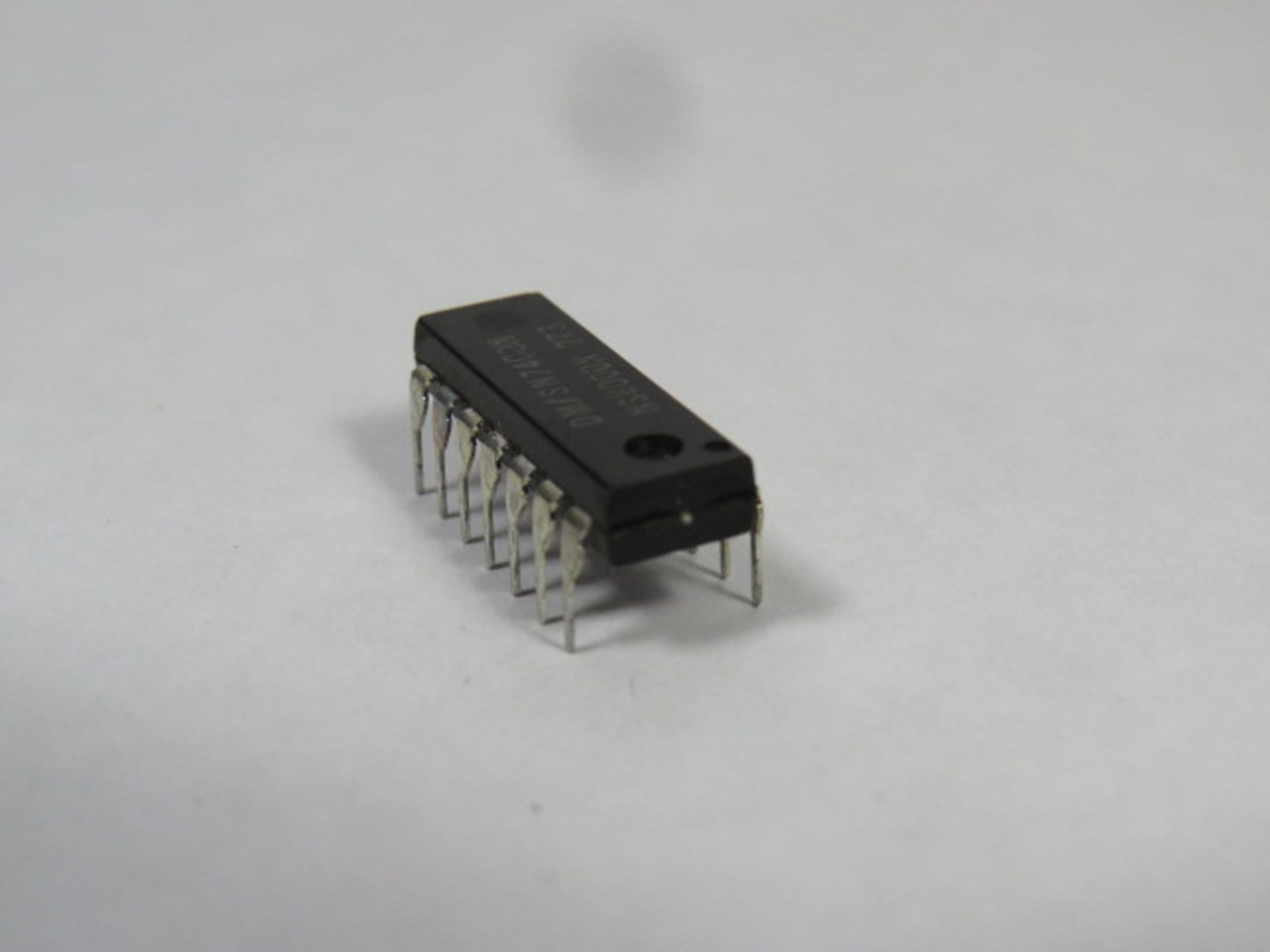Generic DM/SN7400N 2-Input Positive Quad NAND Gate IC Chip USED