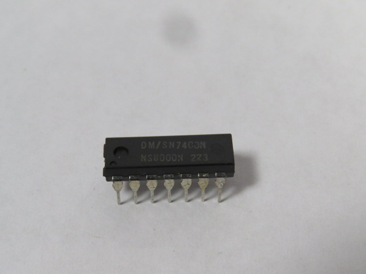 Generic DM/SN7400N 2-Input Positive Quad NAND Gate IC Chip USED