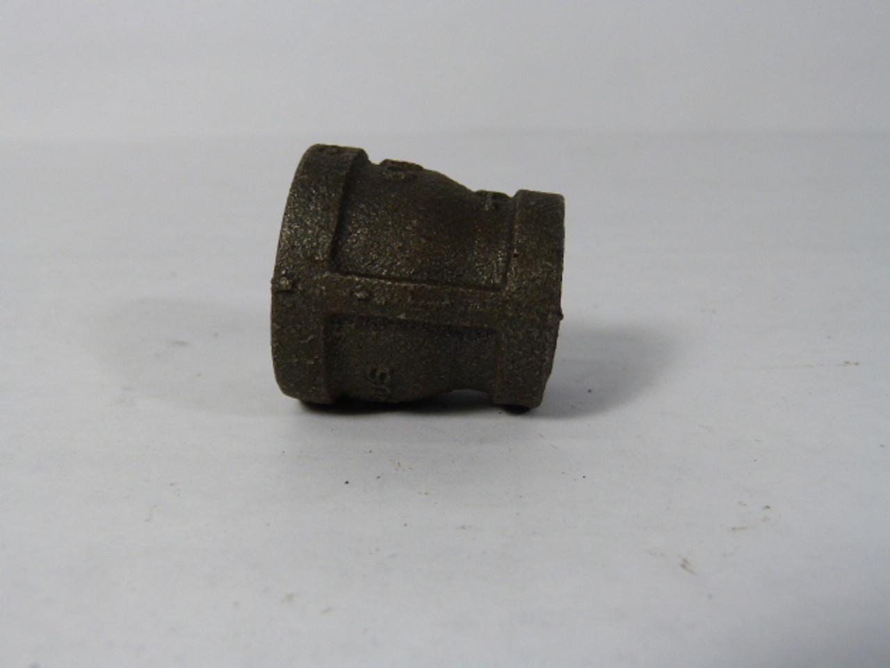 Aqua-Dynamic 5521-343 Black Iron Reducer Coupling 3/4 x 1/2 Female Thread USED