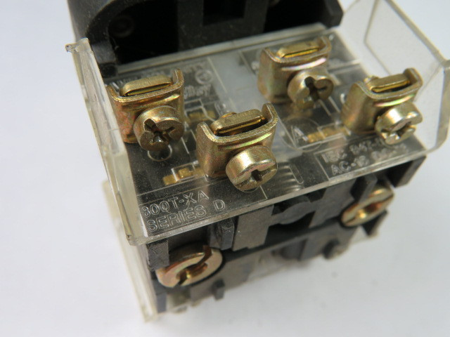 Allen-Bradley 800T-QT24G Push Button Illuminated Green 1NO 1NC 24V USED
