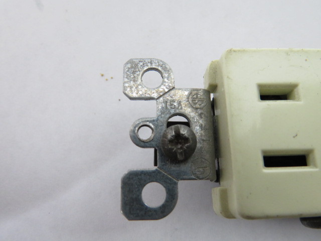 Leviton 5325-A Decora Duplex Receptacle 15A 125V 3W 2P USED