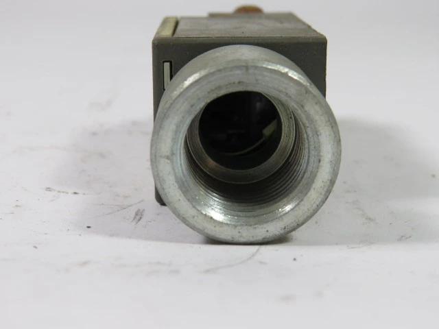 Siemens 3SE3-200-1E Limit Switch NO HEAD USED