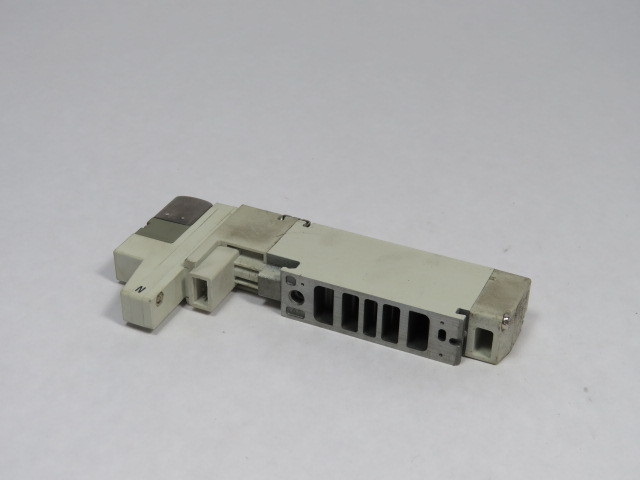 SMC VQC2100N-51 Solenoid Valve 24VDC 0.1-0.7MPa USED