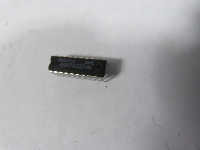 Texas Instruments SN74LS374N Plastic Dipped 14 Pin Integrated Circuit USED
