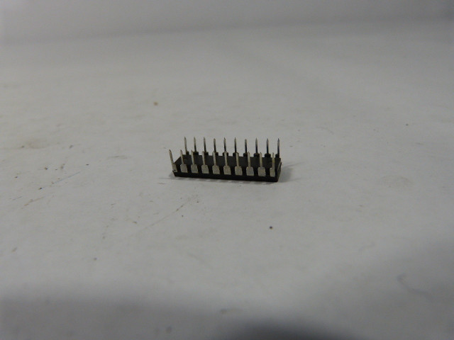Texas Instruments SN74LS374N Plastic Dipped 14 Pin Integrated Circuit USED