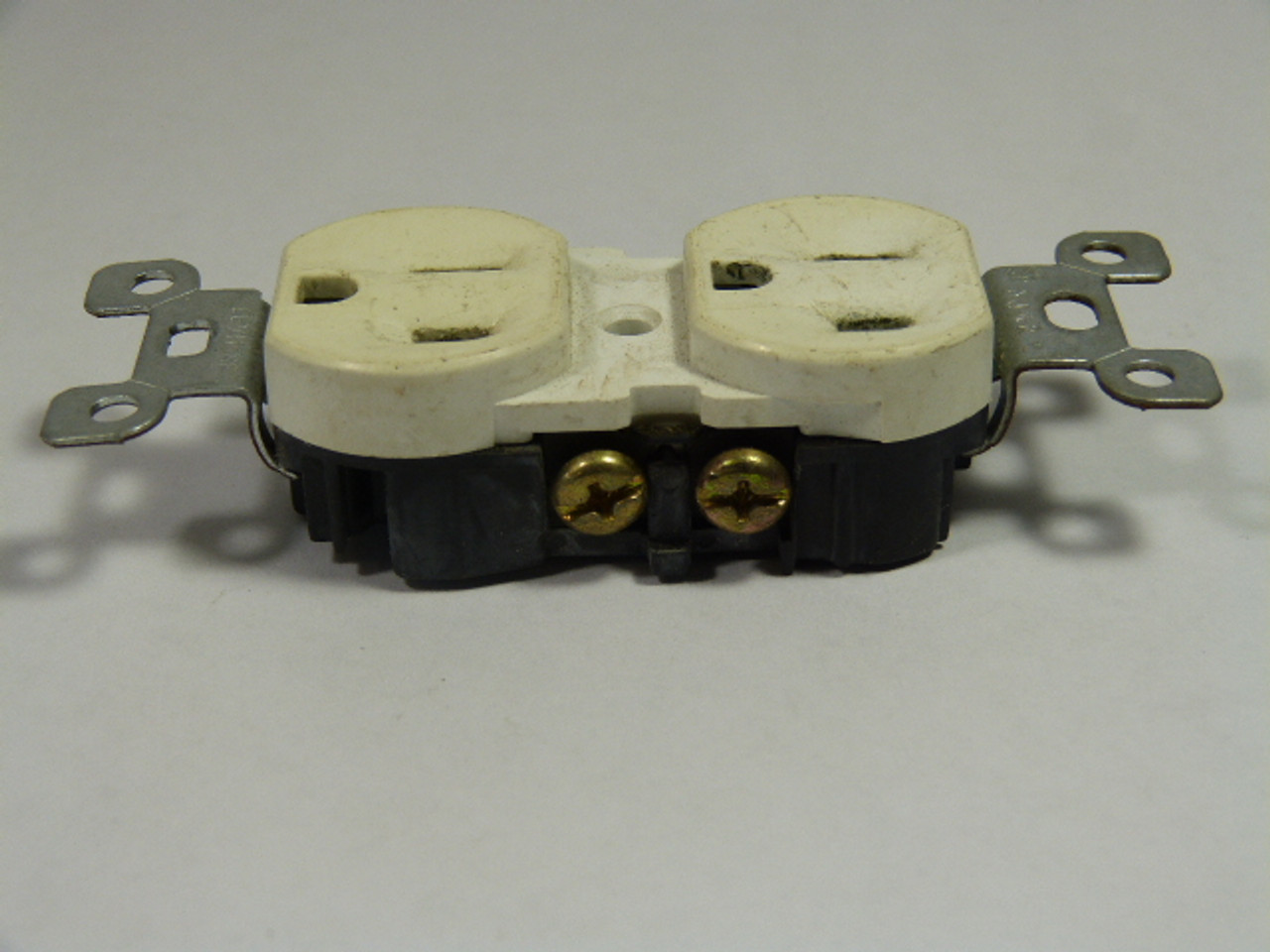 Leviton 5320-SW Duplex Receptacle White 15 Amp 125 V USED