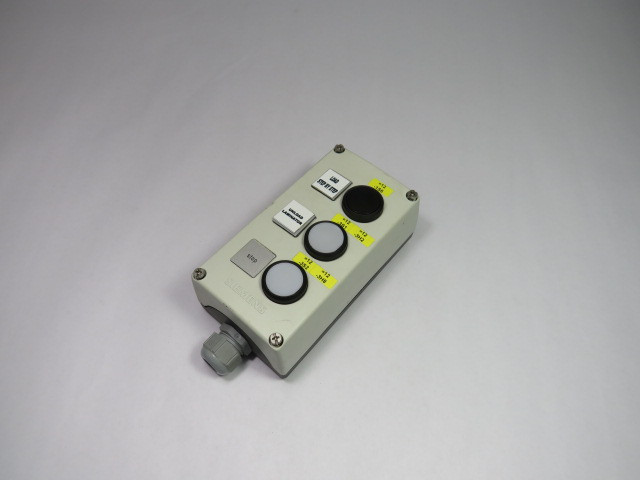 Siemens 3SB3-806-0DA3 Plastic 3 Hole Pushbutton Enclosure W/ Buttons USED
