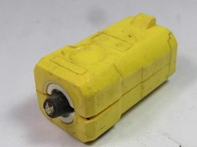 Leviton 081-5259-VY Grounding Connector 15A 125V 2P 3W 5-15R USED