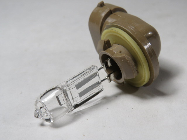 Sylvania 889 Basic Clear Halogen Fog Bulb 12.8V 2.1A 26.9W Lot of 2 ! NOP !