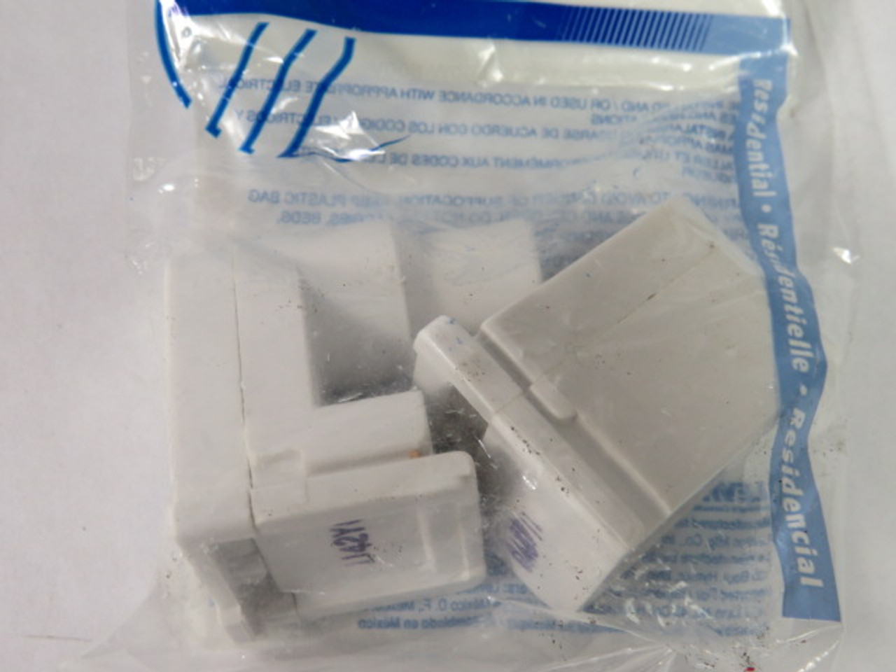 Leviton 400-31410 Plunger Fluorescent Lamp Holder 600V 660W NWB