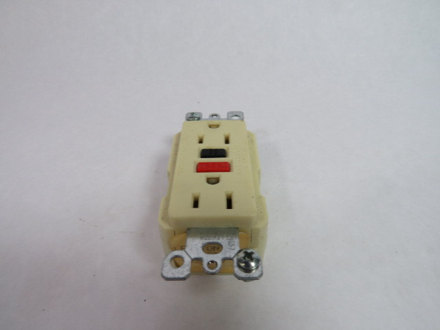Leviton G5362-WTI GFC1-I Self Test Duplex Receptacle 20A 125V 3W 2P 60Hz USED
