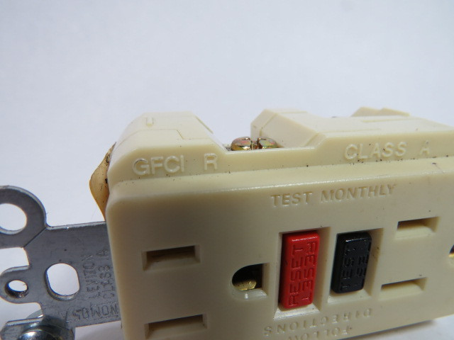 Leviton G5362-WTI GFC1-I Self Test Duplex Receptacle 20A 125V 3W 2P 60Hz USED