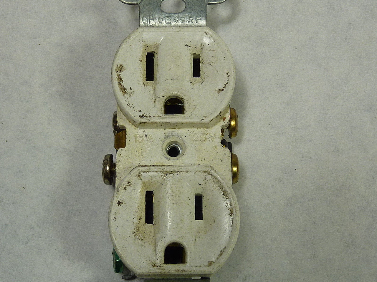 Leviton 5320-W Duplex Receptacle White 15A 125V USED