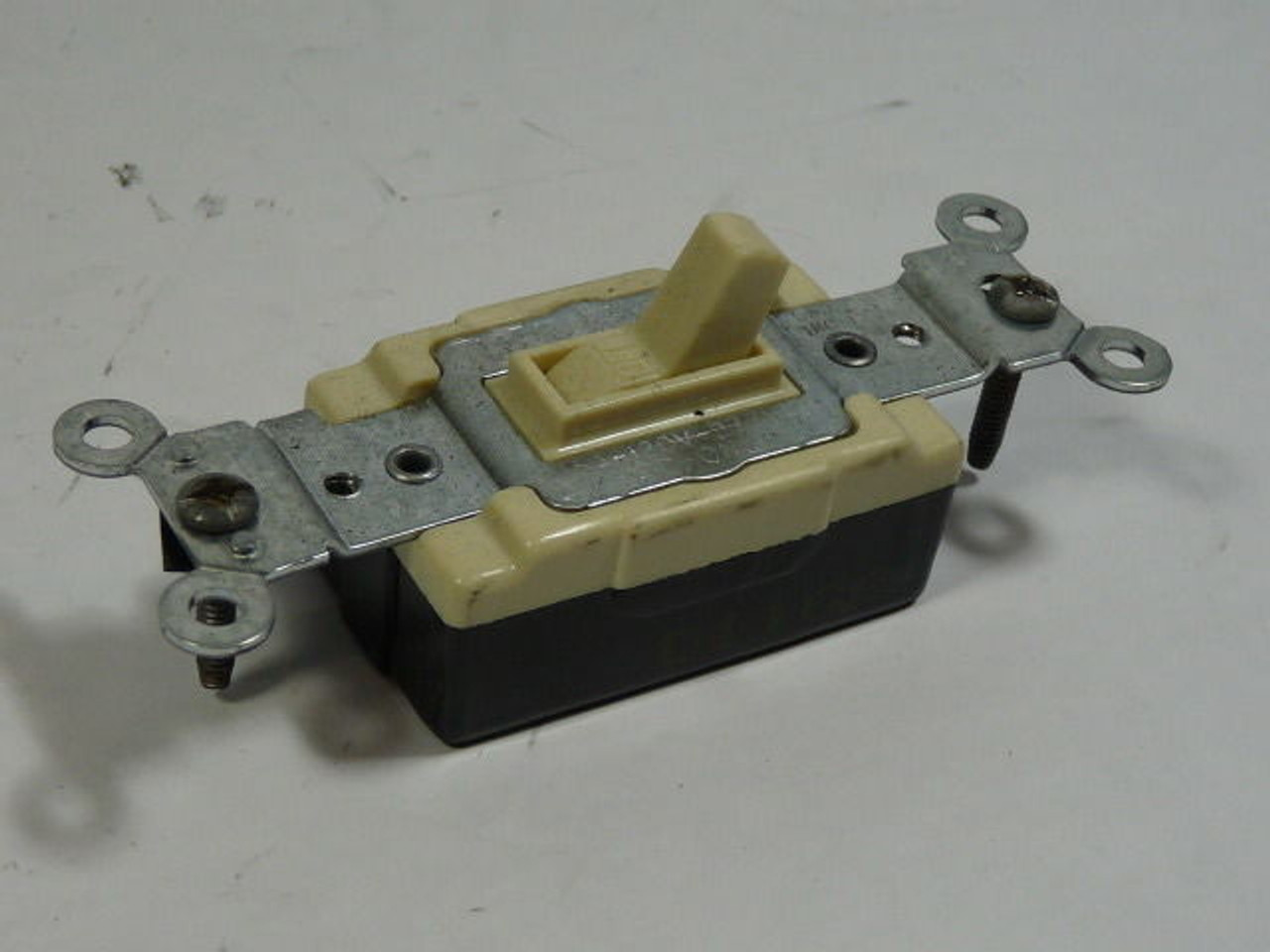 Leviton 1101-CI Wall Switch 15AMP 120V 277VAC USED