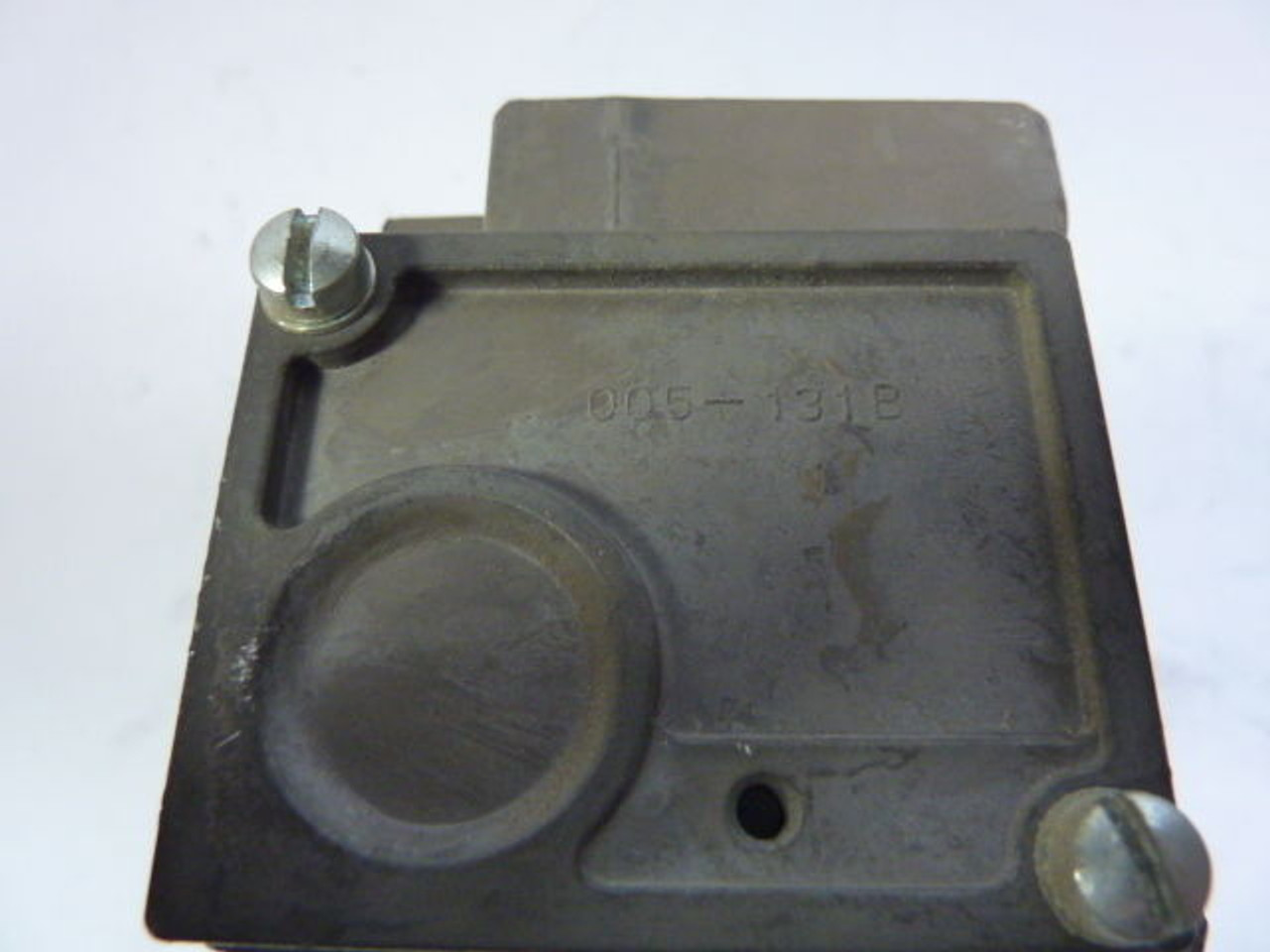 Allen-Bradley 005-131B Pneumatic Valve End/Bottom Plate USED