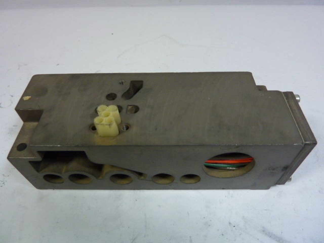 Allen-Bradley 005-131B Pneumatic Valve End/Bottom Plate USED