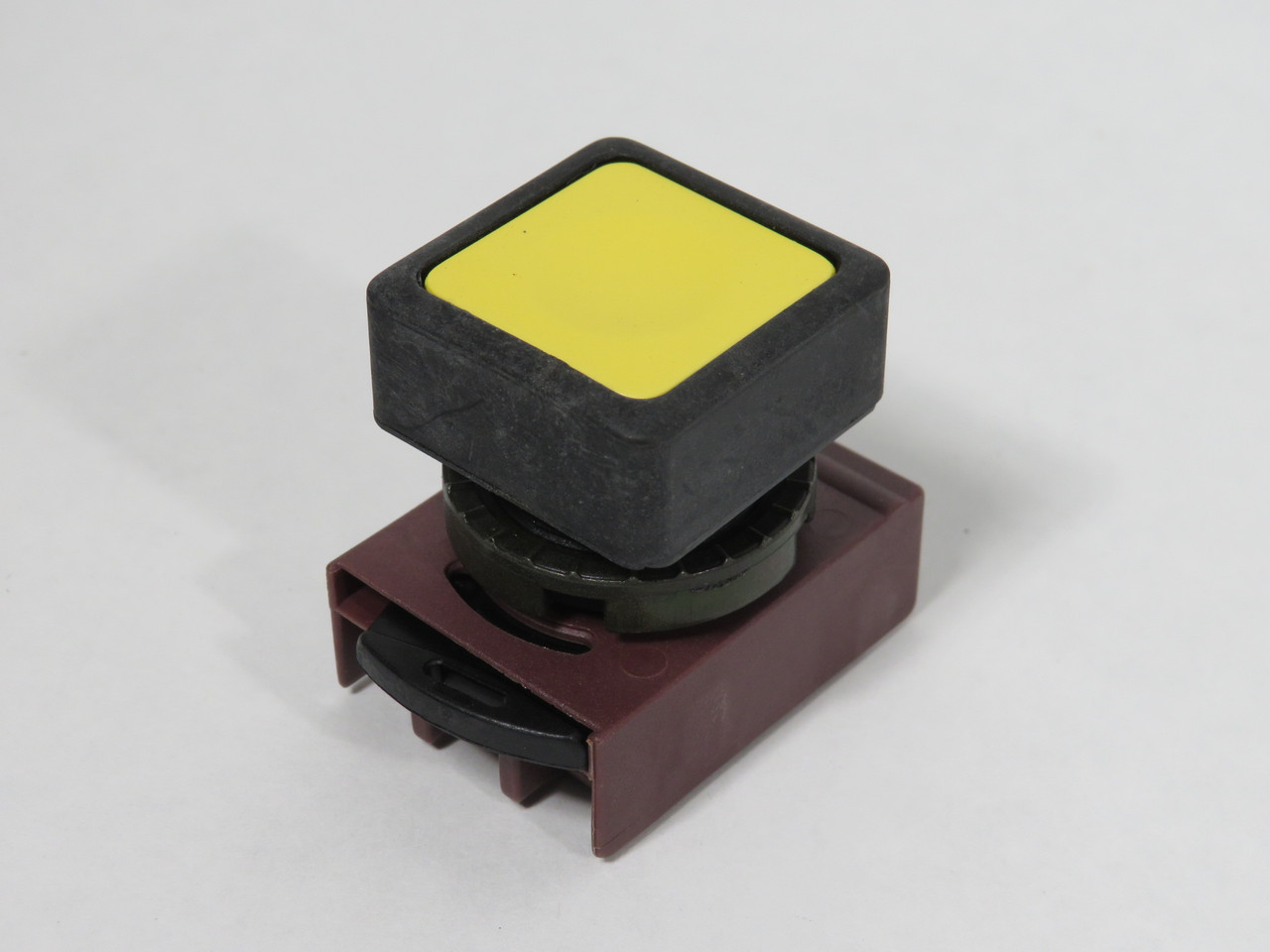 General Electric P9SPNGG Flush Square Momentary Push Button w/Holder Yellow NWB