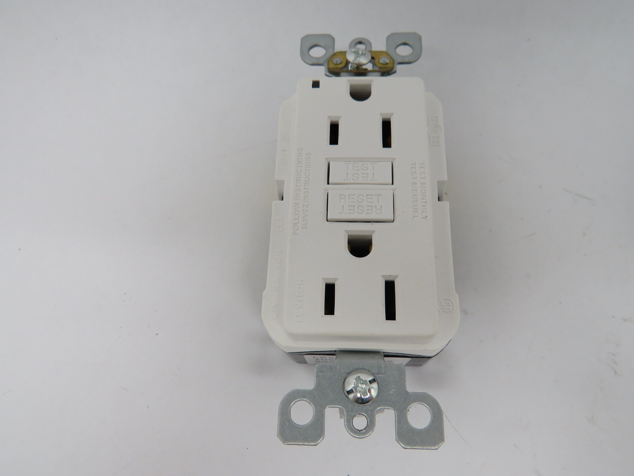 Leviton GFNT1-W White Non-Tamper Resistant Outlet w/LED 15/20A 125V 3W 2P NEW