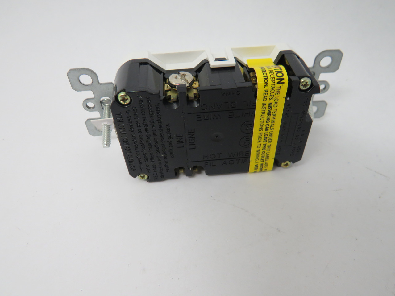 Leviton GFNT1-W White Non-Tamper Resistant Outlet w/LED 15/20A 125V 3W 2P NEW