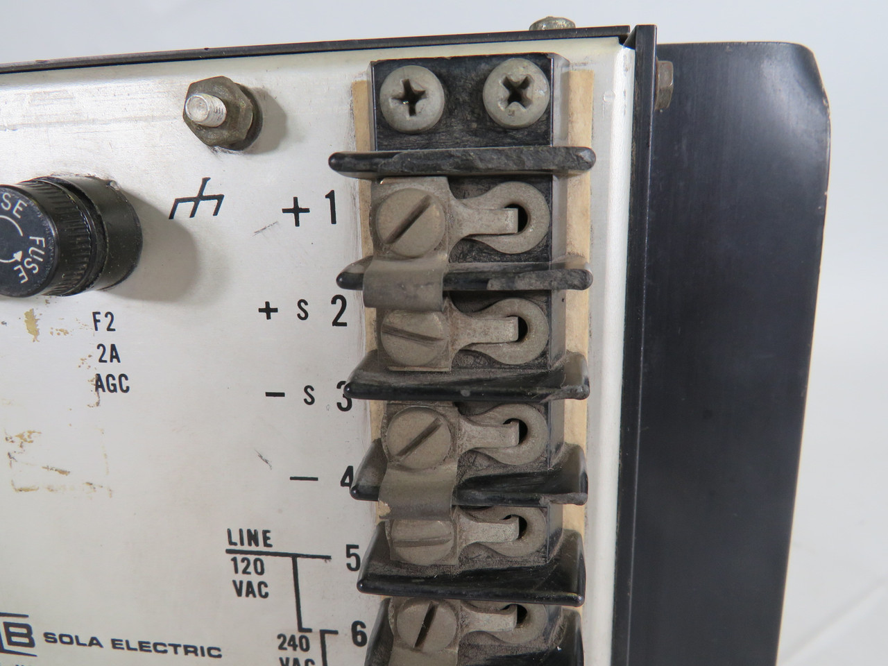 Sola Electric 82-24-260-1 Power Supply Output:24VDC 6A *BROKEN FIN/COS DMG* USED