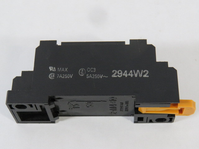 Omron PYF08A-E Relay Socket 5/7A 250V 8-Blade USED