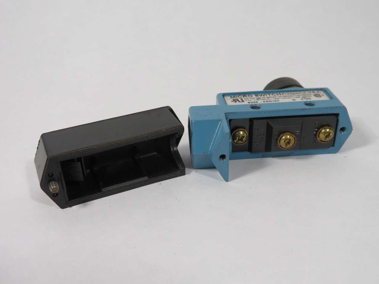 Microswitch BZE6-2RN194 Top Plunger Limit Switch NO MOUNTING SCREWS USED