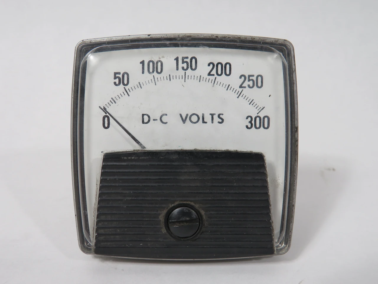 Yokogawa DC Voltmeter 0-300VDC 2-1/2" Diameter Taut Band 250220RXRX USED