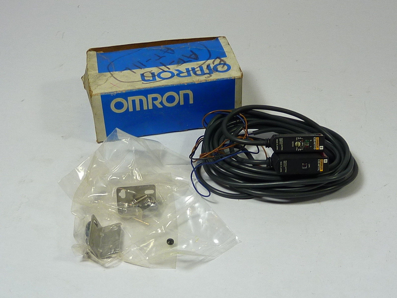 Omron E3S-AT11 Photoelectric Switch Pair 10-30V Transmitter/Receiver BOX DMG NEW