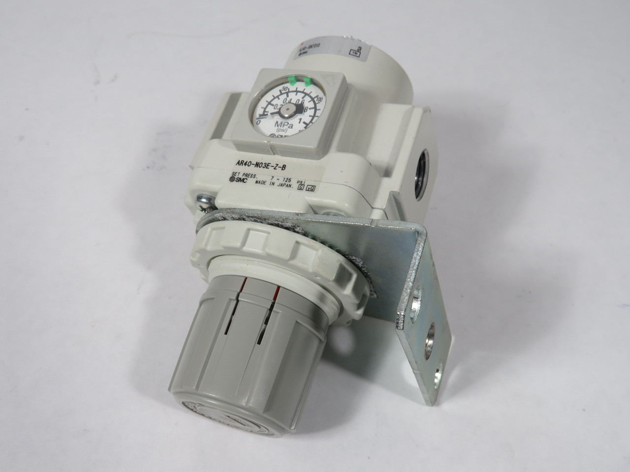 SMC AR40-N03E-Z-B Pressure Regulator w/ Bracket 3/8" NPT 7-125 psi USED