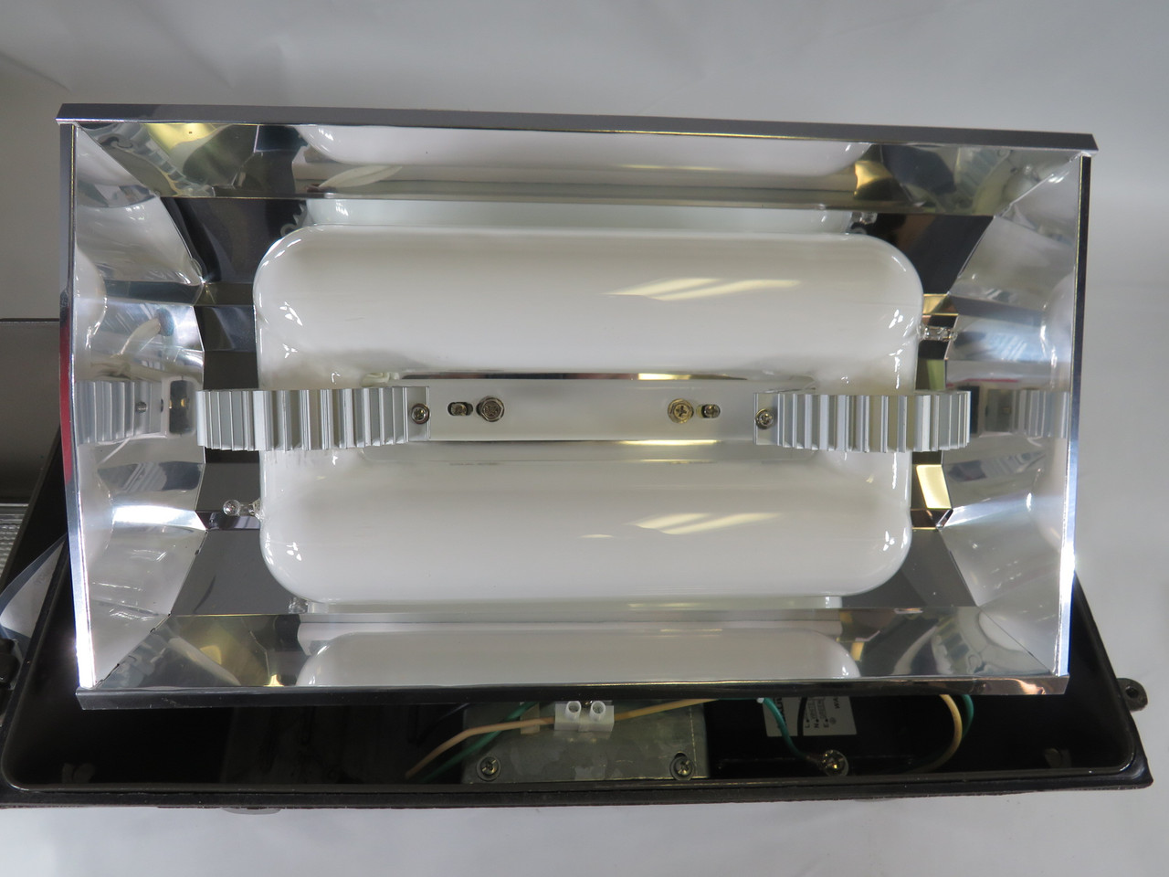 Luxlite PMX-ILS-100WP Industrial Lamp 100W 120-277VAC 0.88-0.41A USED