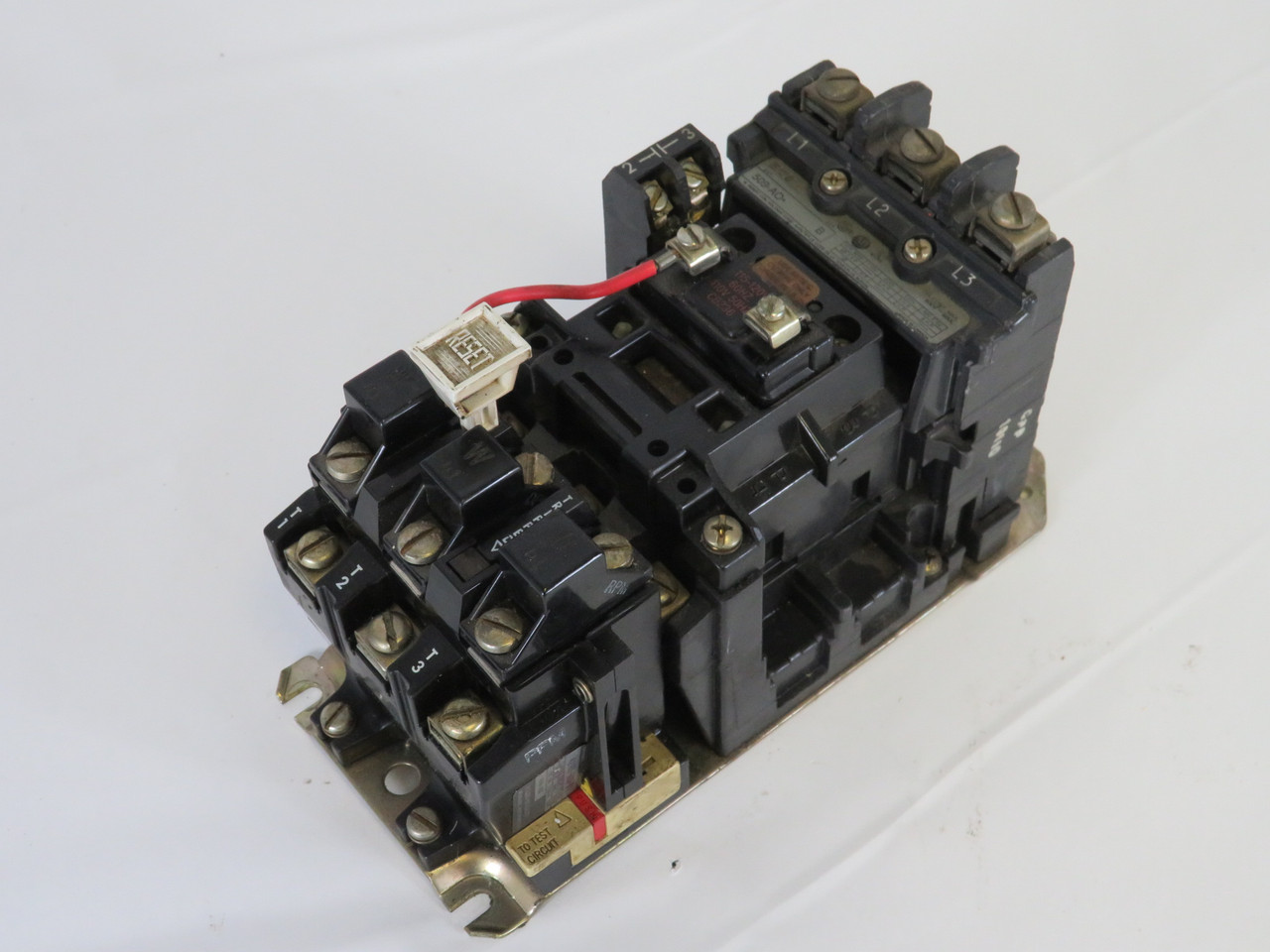 Allen-Bradley 500F-AOD93X14 Ser B Contactor 115-120V 60Hz 110V 50Hz COS DMG USED