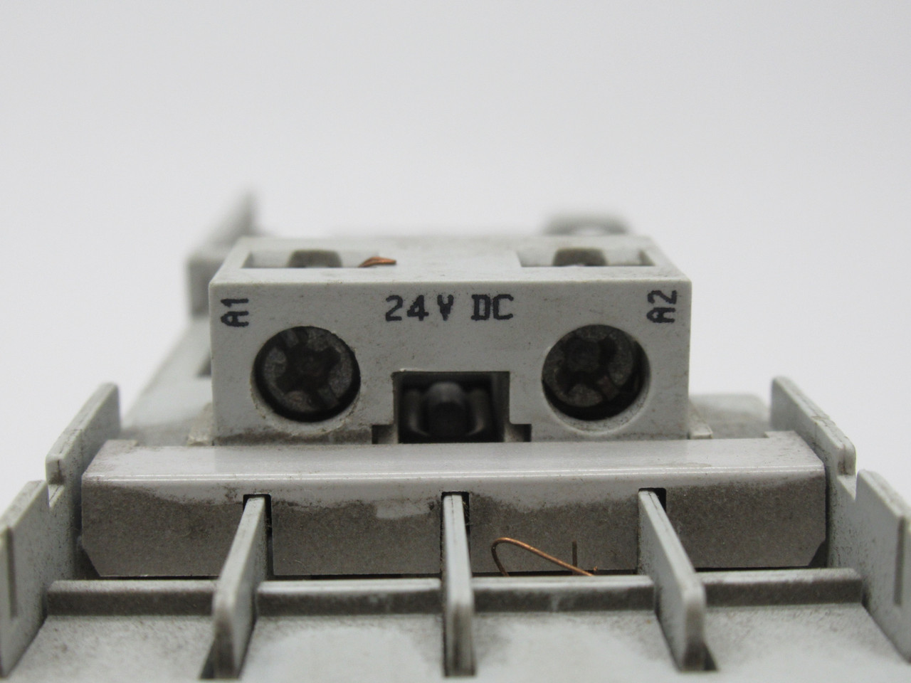 Allen-Bradley 100-C23ZJ10 Contactor Ser. C 24VDC 20A MISSING DIN RAIL CLIP USED