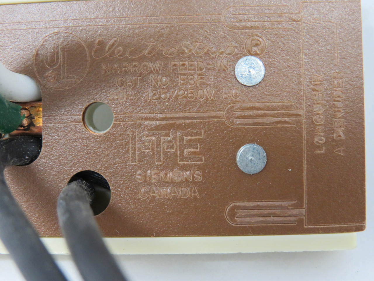 ITE Siemens E3F4 Ivory Narrow Feed-In Outlet Accessory SHELF WEAR NOP