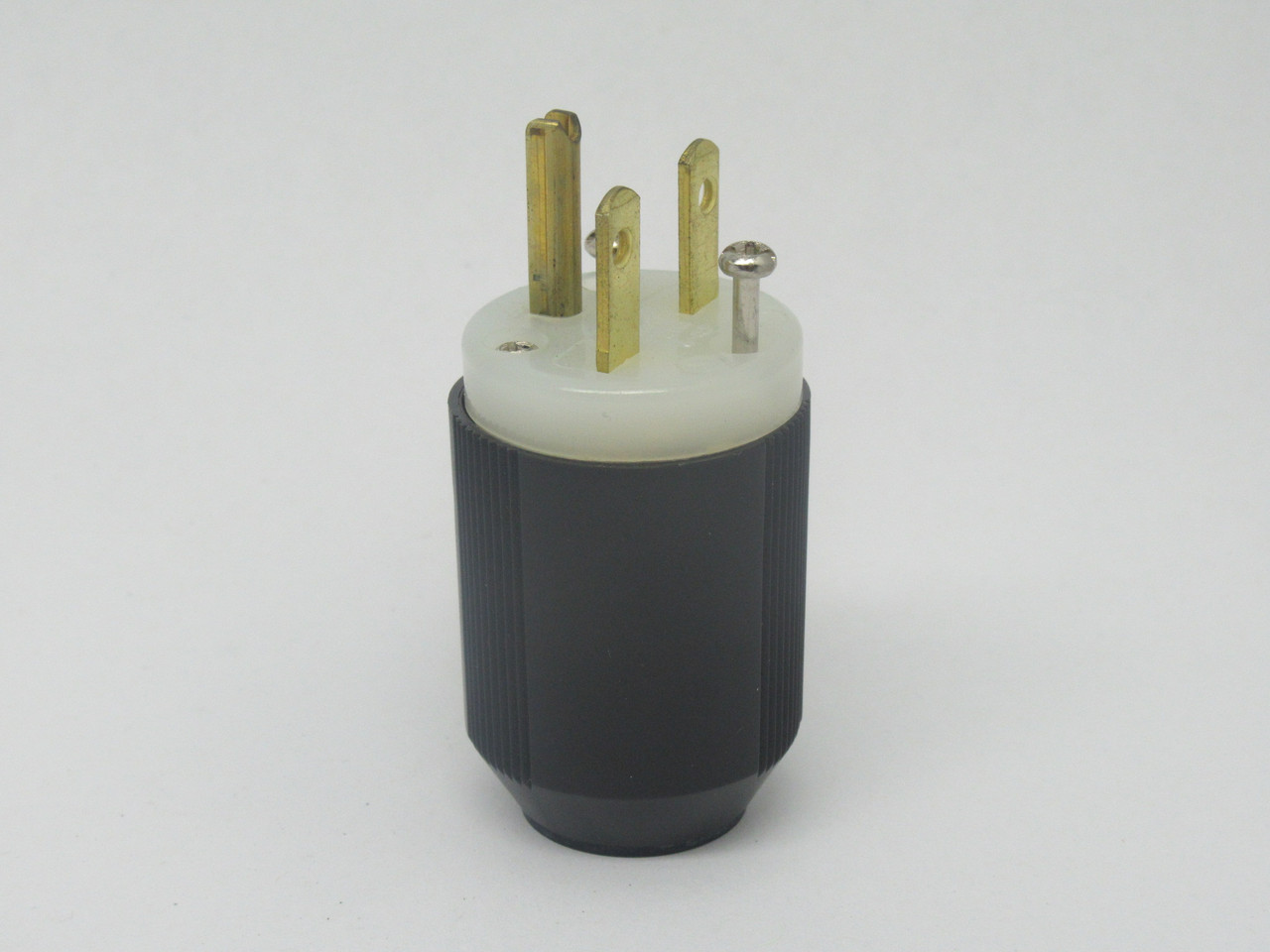 Cooper Arrow Hart 5666N Auto Grip Straight Blade Plug 15A 250VAC 3W 2P NEW