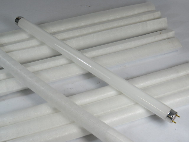 Generic F15T8/CW Cool White Fluorescent Bulb Lot of 9 BOX DAMAGE NEW