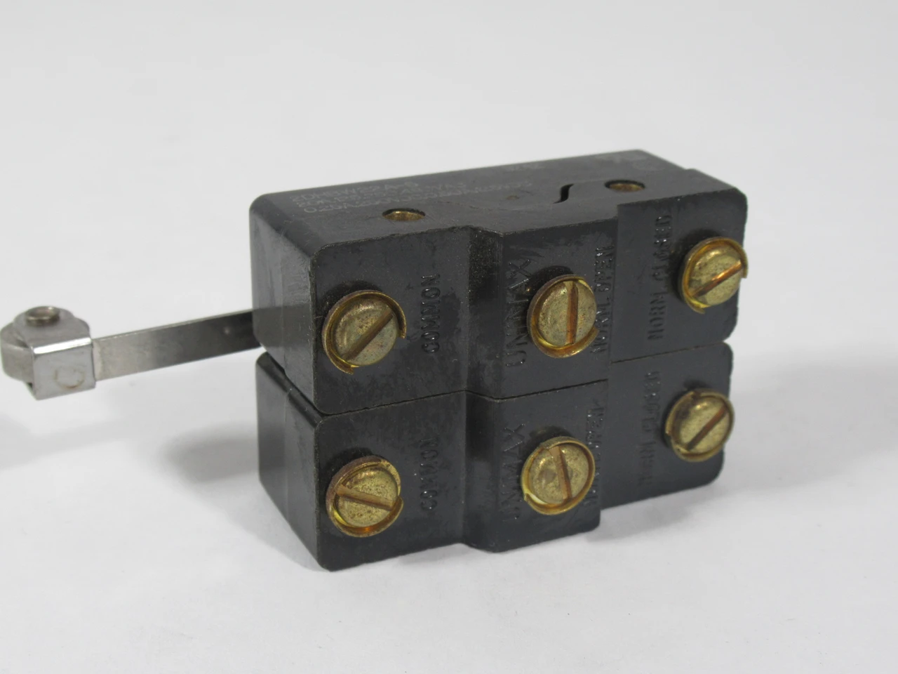 Unimax 2DHBW22A-5 Roller Lever Limit Switch 20A@125/250/480V 0.25A@250VDC NOP