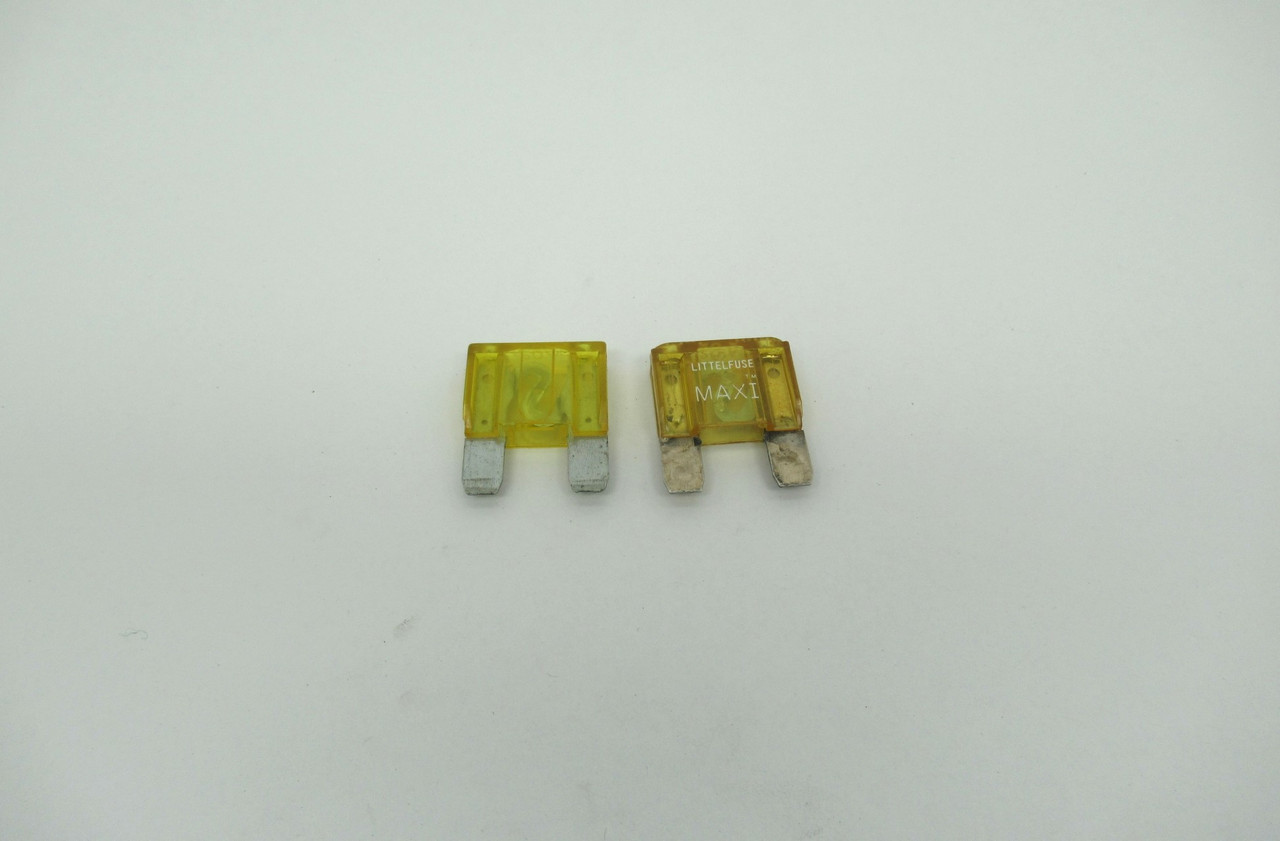 Littelfuse 0299020 Automotive Blade Fuse Maxi 20A 32V Lot of 2 USED