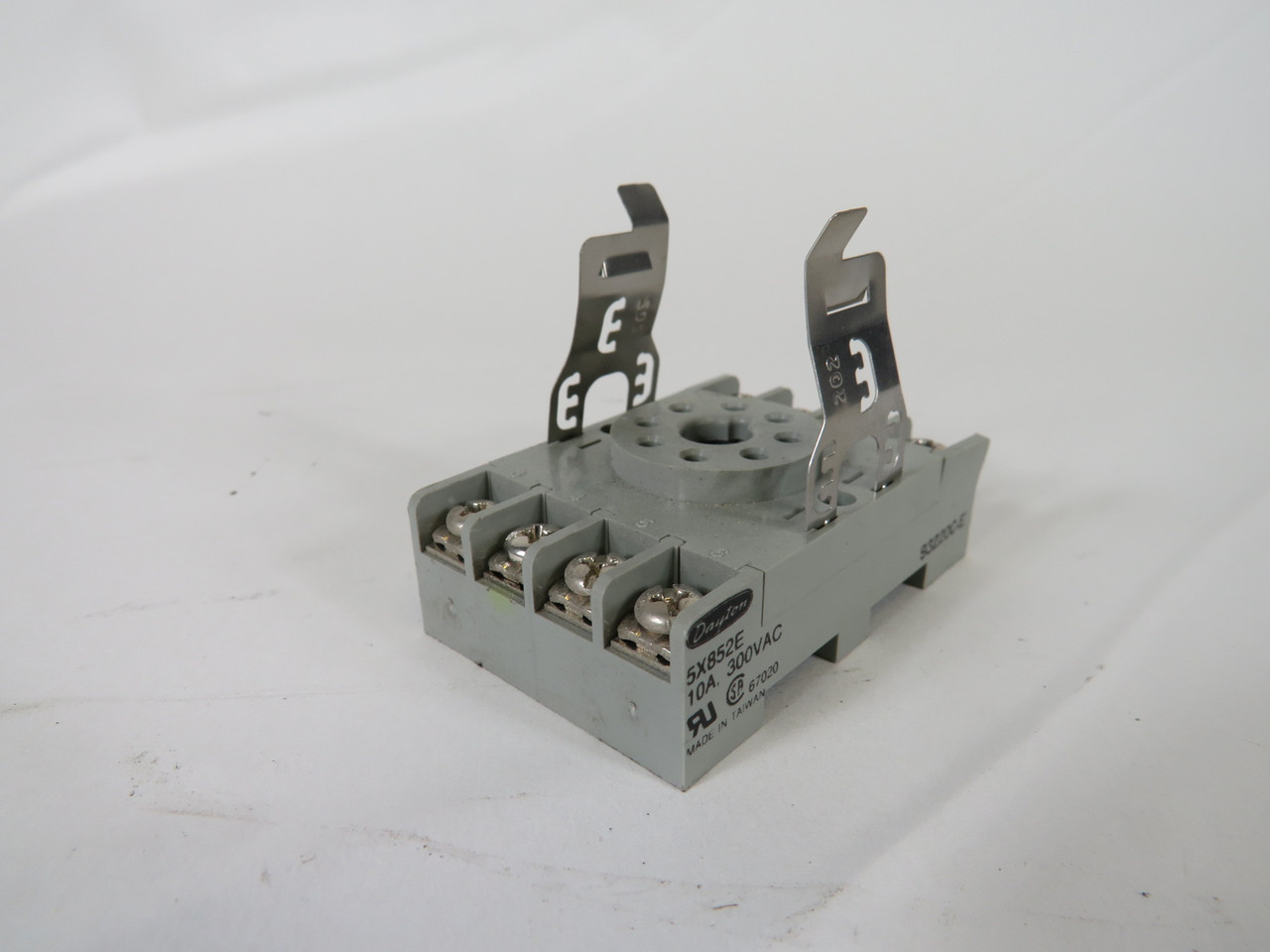 Dayton 5X852E 8-Pin Relay Socket With Clips 10A 300VAC USED