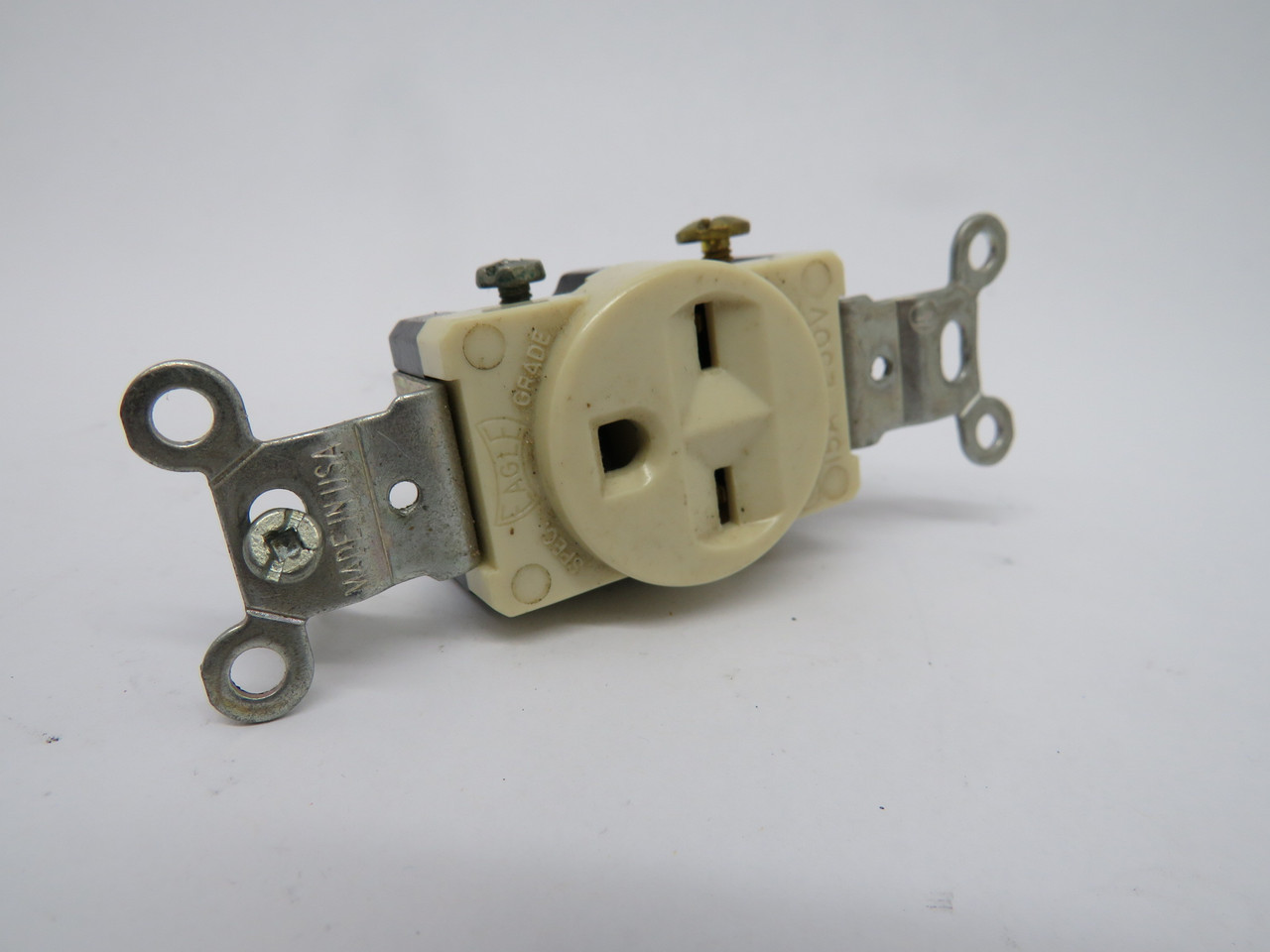 Eagle 816V-BOX Single Plug Receptacle 15A 250V 3-Wire 2-Pole USED