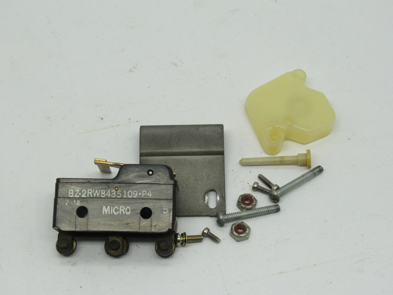 Microswitch BZ-2RW8435109-P4 Snap Action Switch 10A 125VAC W/ Hardware USED