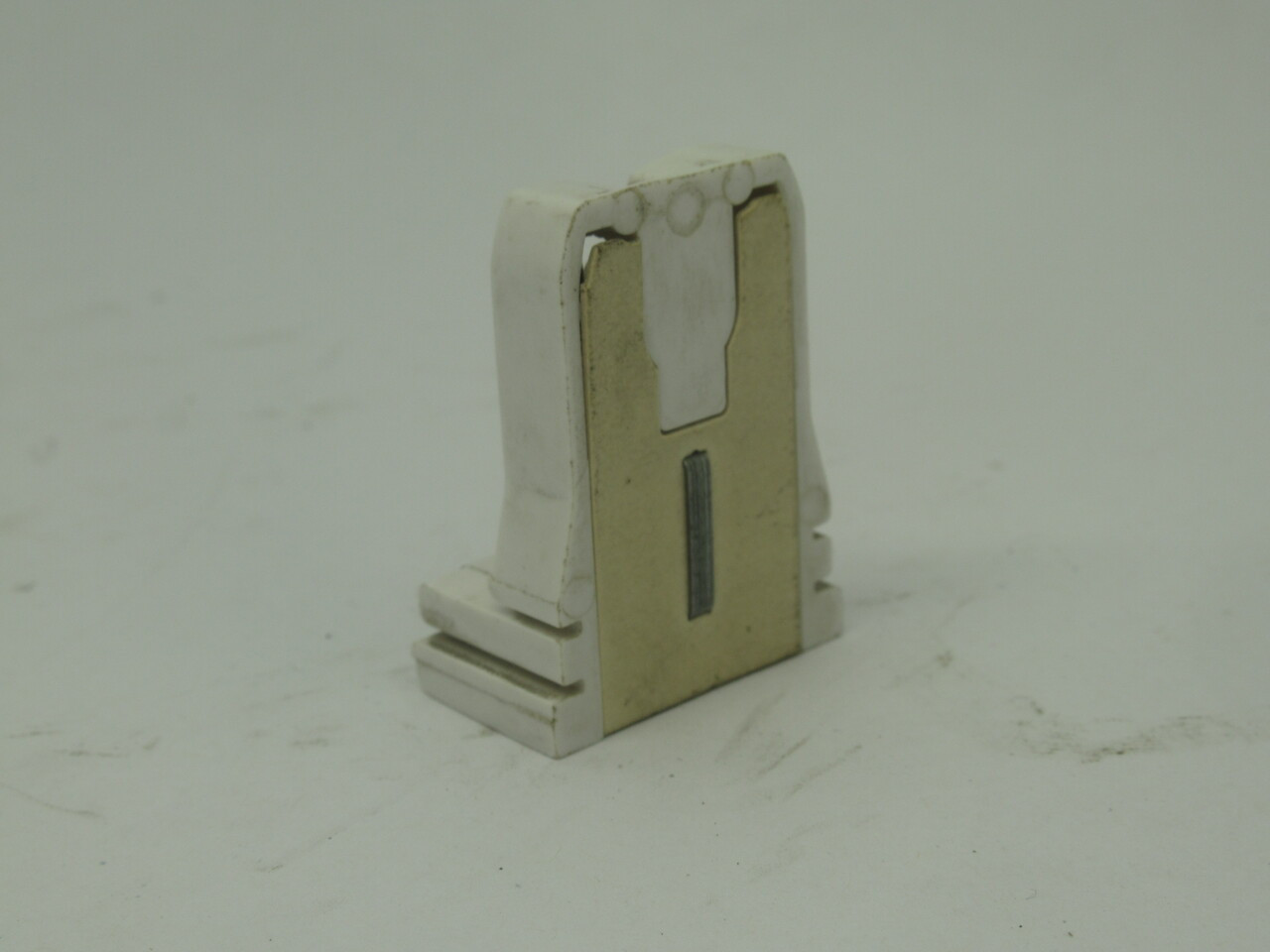 Leviton 13353-N Fluorescent Lamp Holder 600V 660W *Old-Style* USED