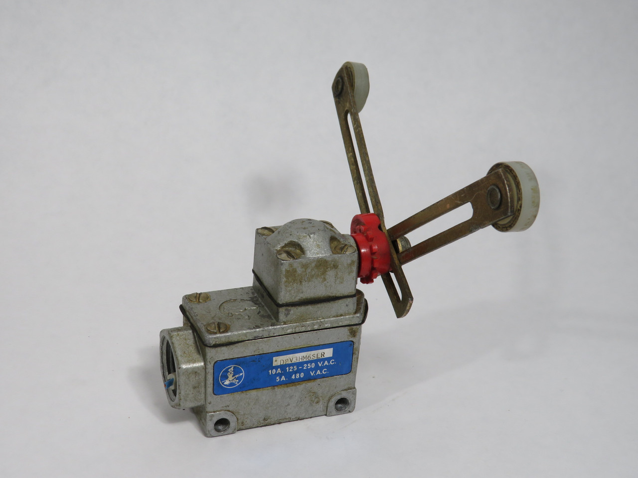 Burgess D2V3HM6SLR Limit Switch with Lever Arm 10A@125-250V 5A@480V USED
