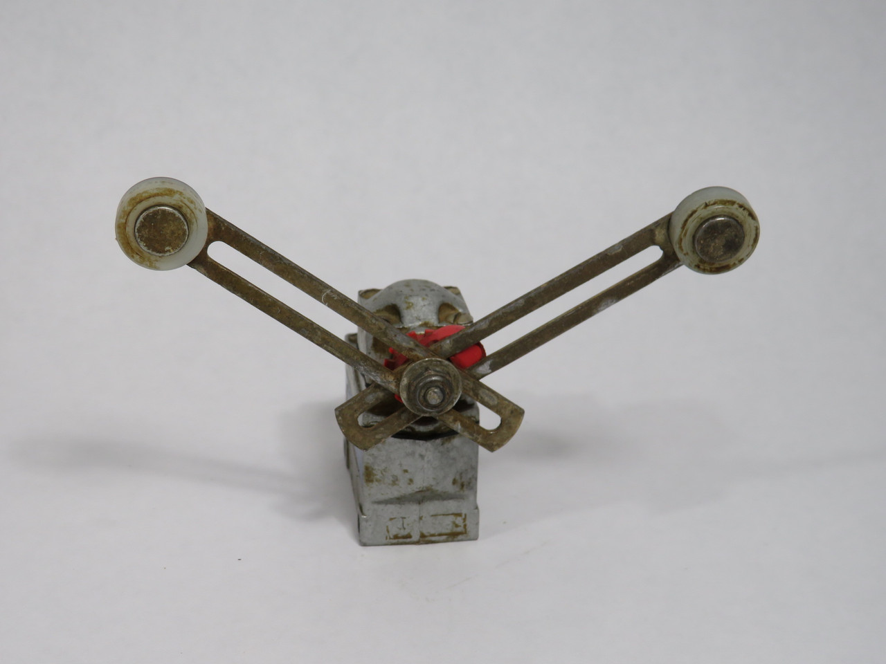 Burgess D2V3HM6SLR Limit Switch with Lever Arm 10A@125-250V 5A@480V USED