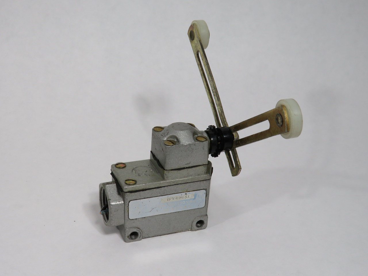 Burgess D2V3HM6SA Microswitch with Lever Arm 10A@125-250V 5A@480V USED