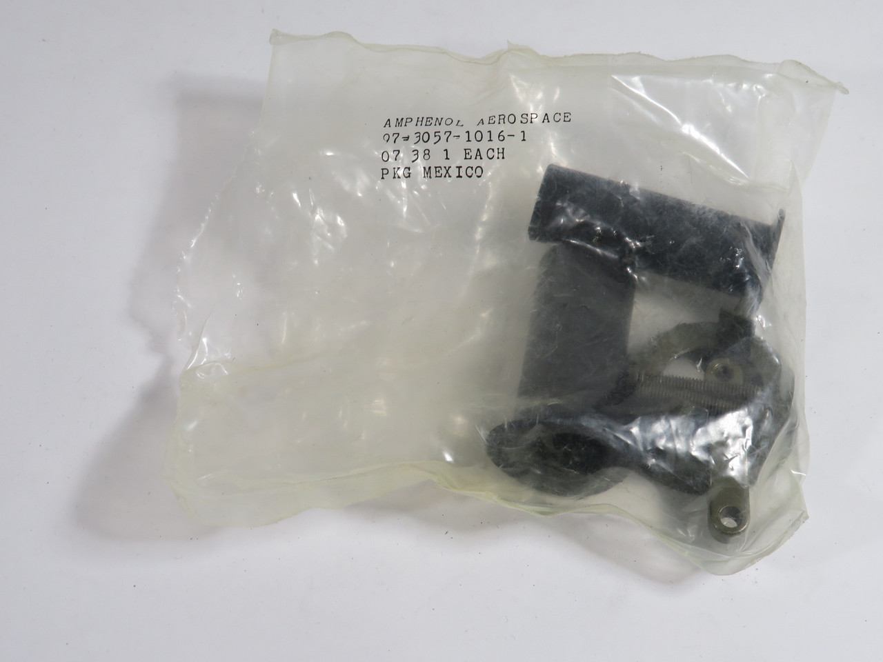 Amphenol 97-3057-1016-1 Circular Connector Cable Clamp Size 24-28 OPEN BAG NWB