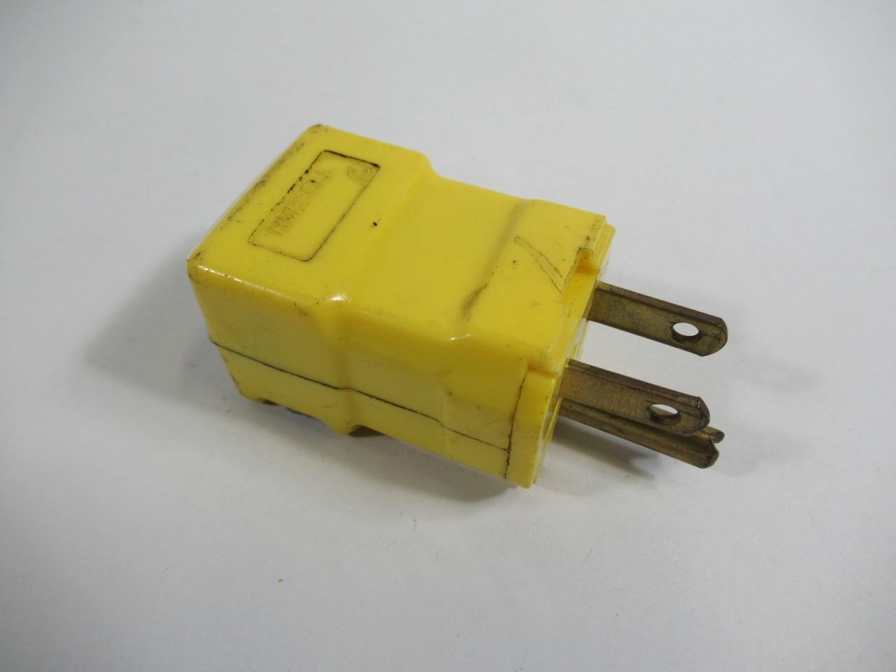 Hubbell 5965VYCN Plug Connector 2-Pole 3-Wire 15A 125V USED